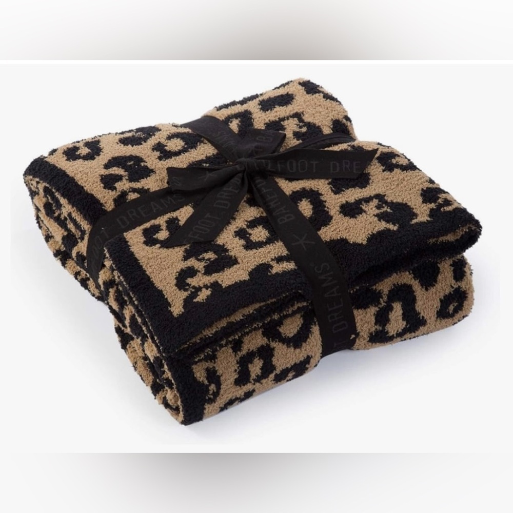 NWT BAREFOOT DREAMS Cozy Chic
Barefoot in the Wild Throw